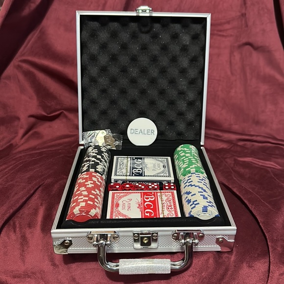 set comes with different colored chips-plus “dealer chip-2 decks of cards-dice - Picture 4 of 4